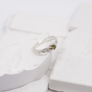 Pierścionek Twigs, srebro z Oliwinem i moiisanitami