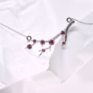 Naszyjnik Sakura, srebro, szafiry rózowe